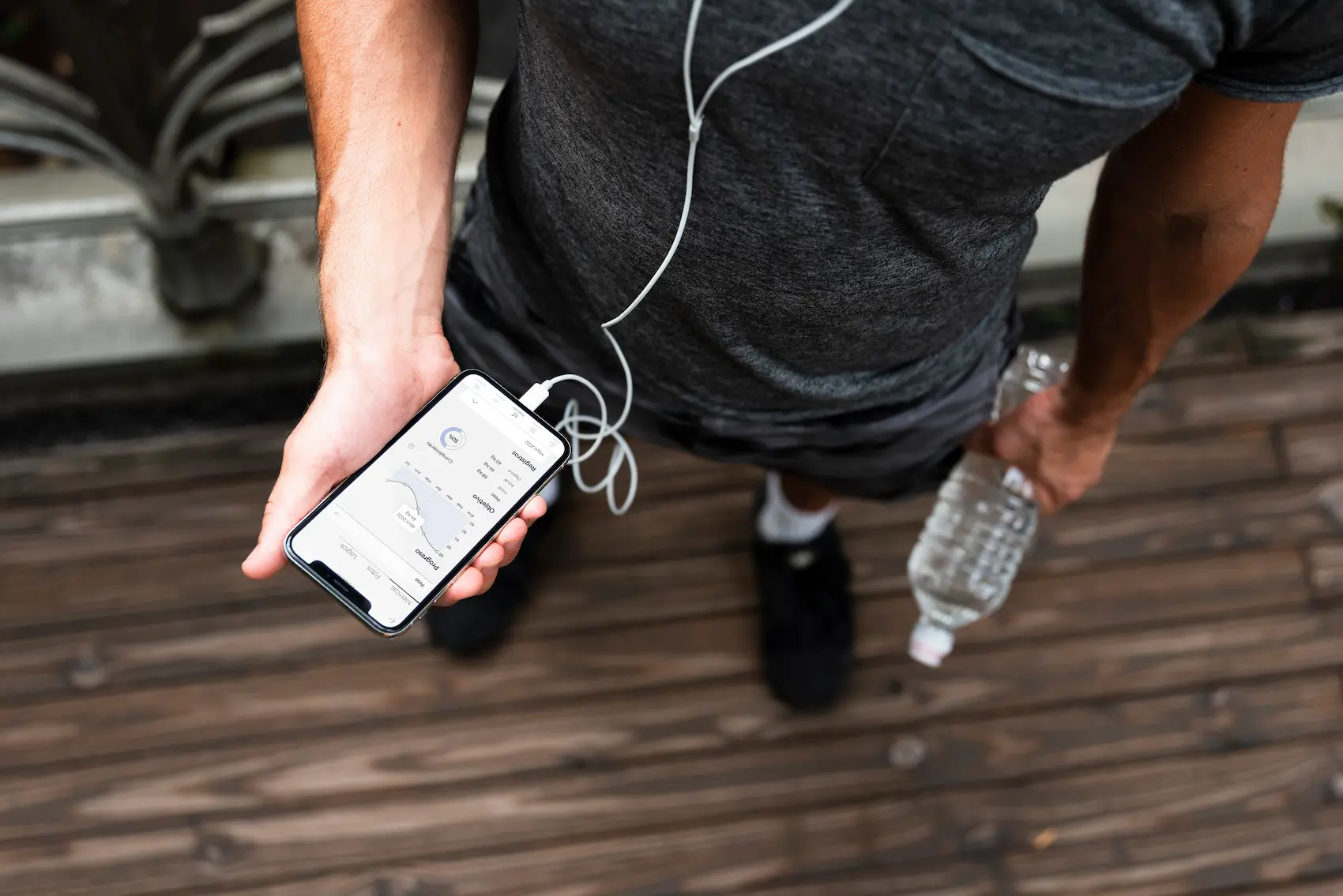 Persona usando la app HMF durante entrenamiento